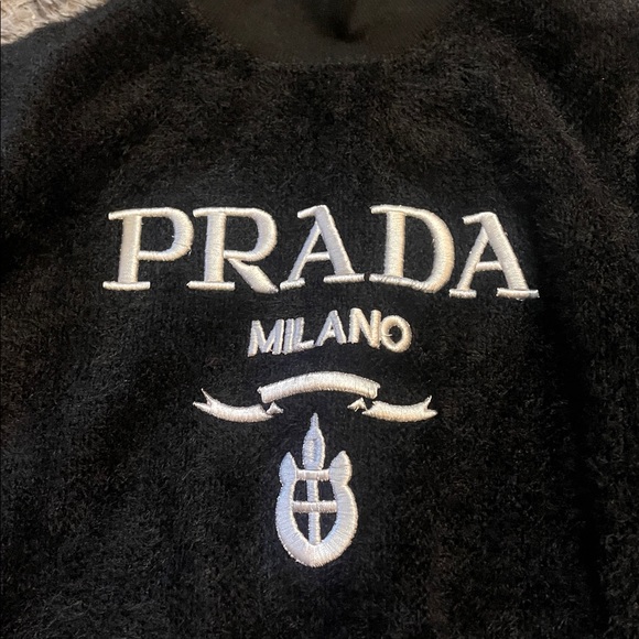 Black sweater logo - Picture 2 of 2